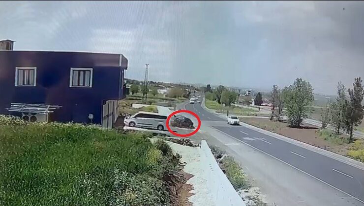 Diyarbakır’da kontrolden çıkan otomobilin kaza anı güvenlik kamerasına yansıdı