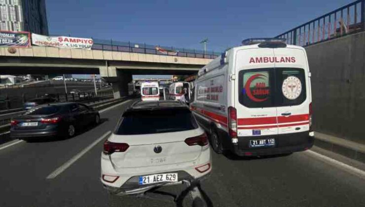 Diyarbakır’da minibüs ile otomobil çarpıştı: 7 yaralı