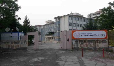 Diyarbakır’da okul müdürüne bıçaklı saldırı