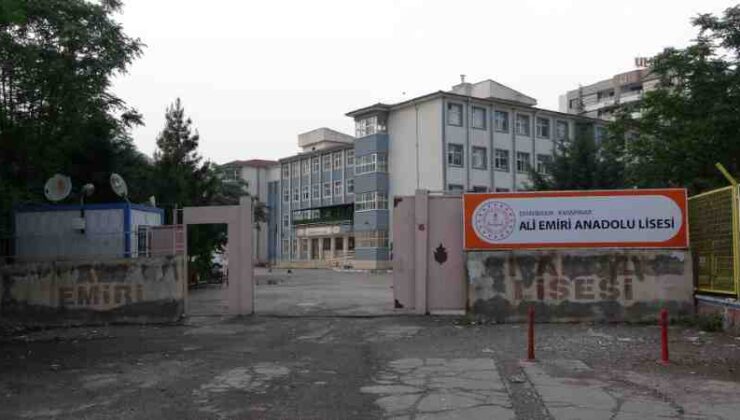 Diyarbakır’da okul müdürüne bıçaklı saldırı