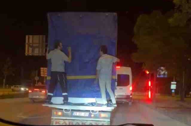 Elazığ’da tehlikeli yolculuk: Kamyonun arkasına tutunarak yolculuk ettiler