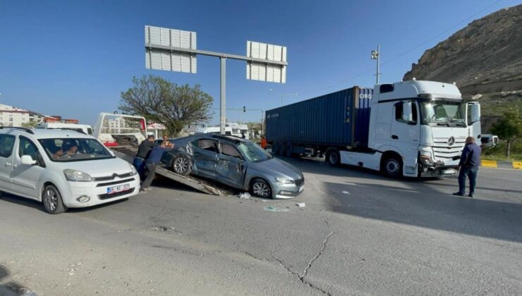 Erciş’te otomobille tır çarpıştı: 1 ölü, 2 yaralı