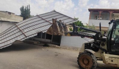 Gaziantep’te rüzgar çatıları uçurdu