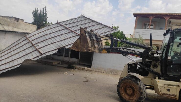Gaziantep’te rüzgar çatıları uçurdu