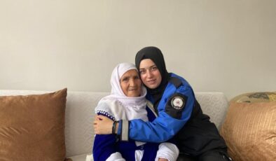 Hakkari polisi 100 yaşındaki neneyle bayramlaştı