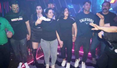 İranlı turistler Van’da halay öğreniyor