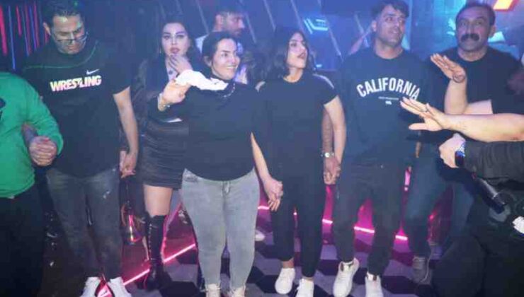 İranlı turistler Van’da halay öğreniyor