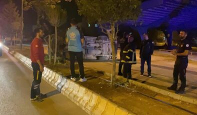 Adıyaman’da kamyonet refüje çarptı