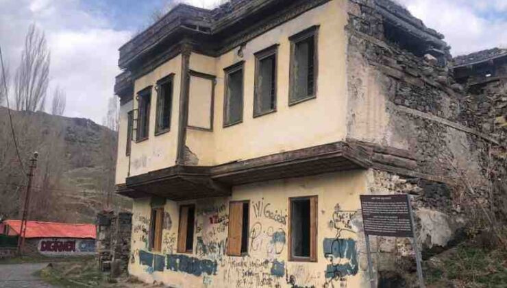 Kars’taki tarihi konağın yıkım tehlikesi