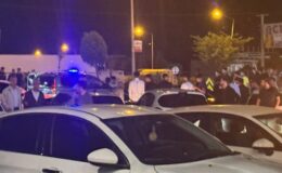 Kırmızı ışık ihlali yapan sürücü yaya geçidinde 4 kişiye çarptı