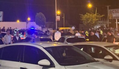 Kırmızı ışık ihlali yapan sürücü yaya geçidinde 4 kişiye çarptı