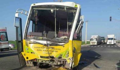 Mardin’de midibüs ile tırın çarpıştığı kazada 18 kişi yaralandı