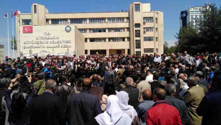 Mazbatalarını alan eş başkanlar belediyeye geldi