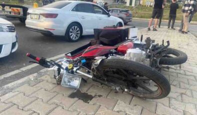 Motosiklet ile otomobil çarpıştı: 1 ölü