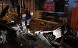 Erzurum’da kaza: Otomobil trafoya çarptı