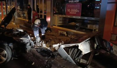 Erzurum’da kaza: Otomobil trafoya çarptı