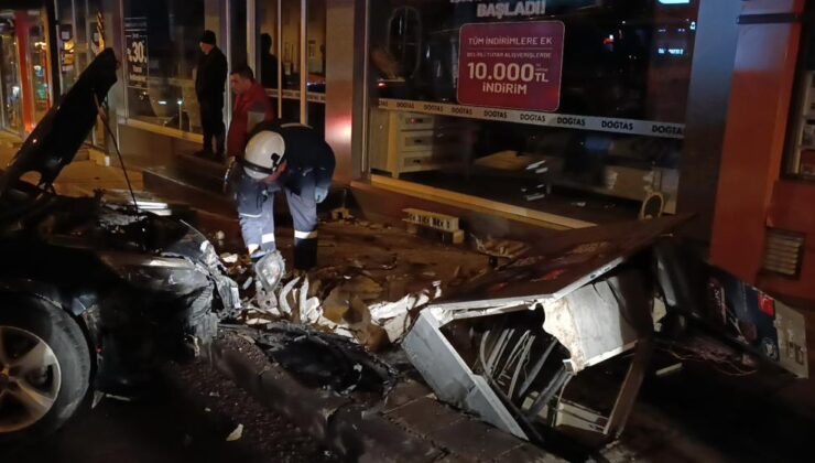 Erzurum’da kaza: Otomobil trafoya çarptı