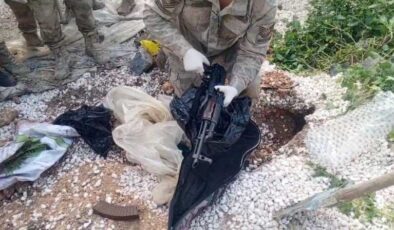 Şanlıurfa’da toprak altına gömülü silahlar bulundu