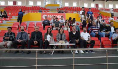 Serra Bucak, voleybol maçını izledi