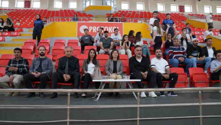 Serra Bucak, voleybol maçını izledi