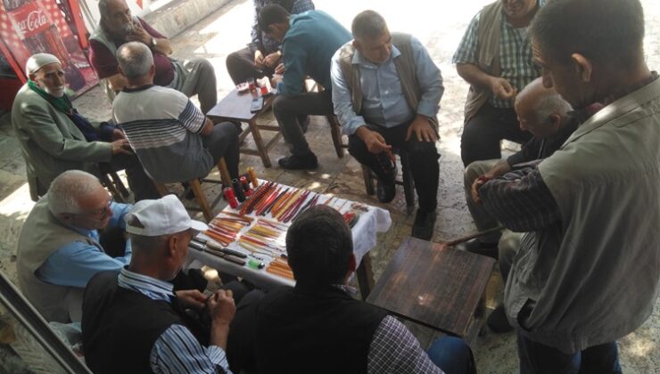 Hem tesbih satıyorlar, hem sohbet ediyorlar