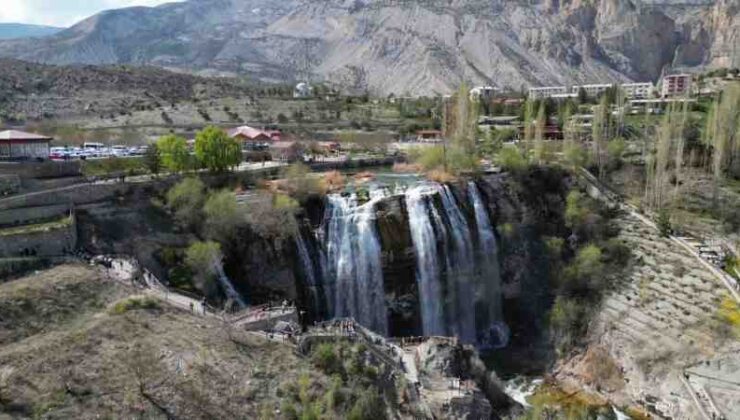 Tortum Şelalesi baharla coştu