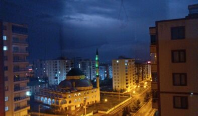 Diyarbakır’da sahur vaktinde şimşek ve yıldırım şovu