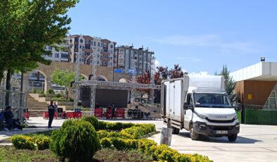 Parkorman ve Kent Meydanı’na dev ekranlar yerleştirildi, maç saati bekleniyor