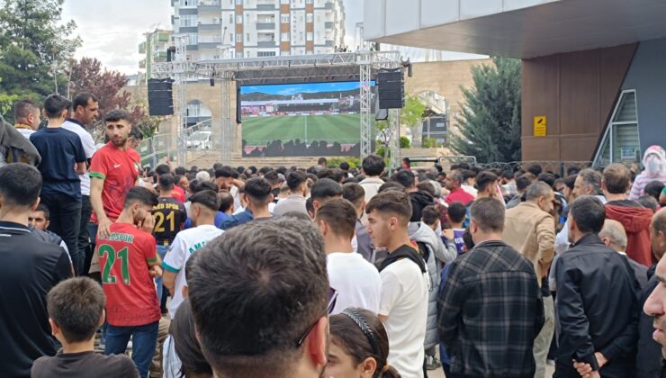 Binlerce Diyarbakırlı Park Orman ve Kent Meydanı’nda maçın başlamasını bekliyor