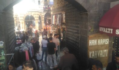 Sur’da Bayram Rekoru: Binlerce tatilci tarihi ilçeye akın etti