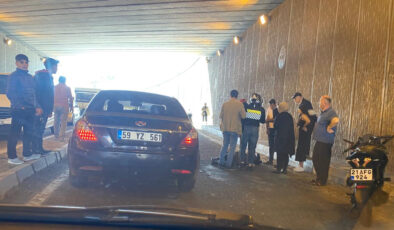 Alt geçitte motosiklet ile araç çarpıştı: 1 yaralı
