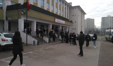 Diyarbakır’da binlerce öğrenci bursluluk sınavına katıldı