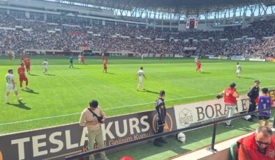 33 bin kişinin stadyumda, milyonların ekran başında izlediği şampiyonluk maçı başladı
