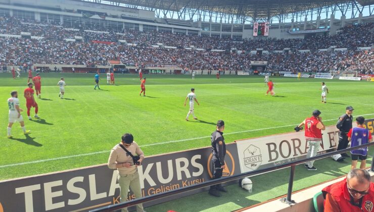33 bin kişinin stadyumda, milyonların ekran başında izlediği şampiyonluk maçı başladı