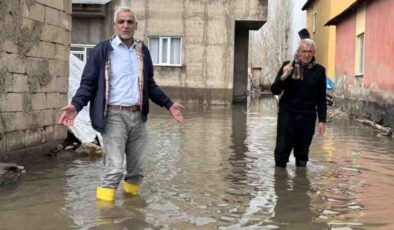 Yüksekova sel sularıyla boğuşuyor