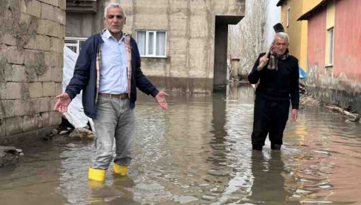 Yüksekova sel sularıyla boğuşuyor