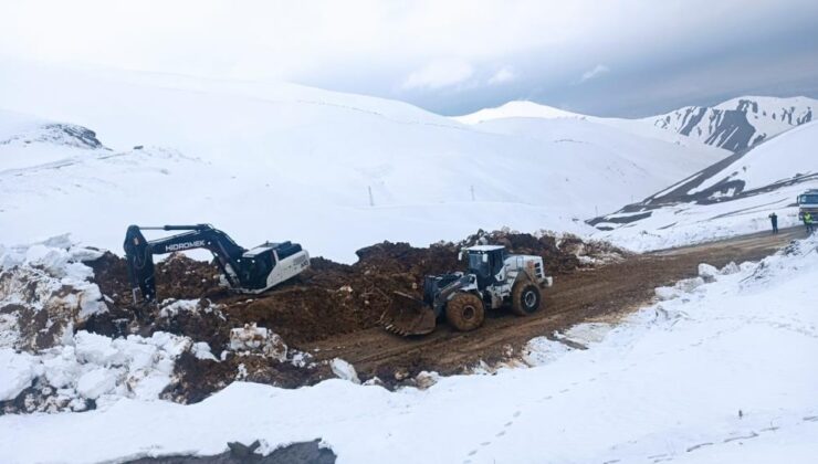 Yüksekova’da heyelan köy yolunu kapattı