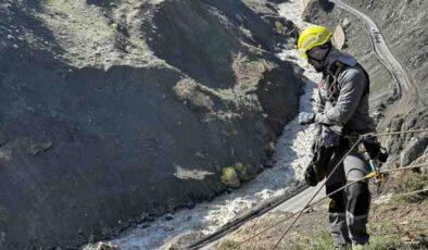 Yüksekova’da dağcılar heyelanla mücadele ediyor