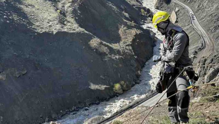 Yüksekova’da dağcılar heyelanla mücadele ediyor