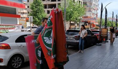 Amedspor kutlamaları için seyyar satıcılar  bayrak satışına başladı