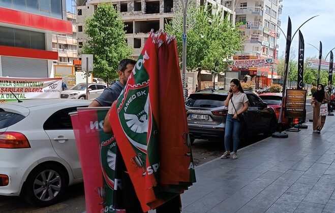 Amedspor kutlamaları için seyyar satıcılar  bayrak satışına başladı