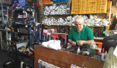 Bayram yoğunluğundan ayakkabı tamircileri de nasibini alıyor