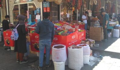 Diyarbakır’da bayram şekerleri tezgahları renklendirdi