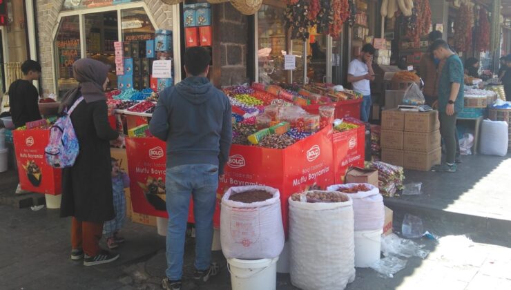 Diyarbakır’da bayram şekerleri tezgahları renklendirdi