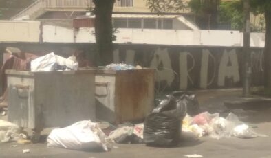 Tatil diye toplanmayan çöpler kokuya neden oluyor