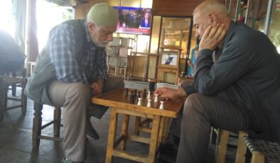 Diyarbakır’da Yaşlılar Arasında Yükselen Bir Eğlence: Dama