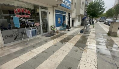 Kavgayı ayırmaya çalışan yaşlı adam, yüzünden bıçaklandı