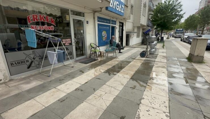 Kavgayı ayırmaya çalışan yaşlı adam, yüzünden bıçaklandı
