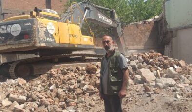 Yeni muhtar yıkımın başında bekliyor