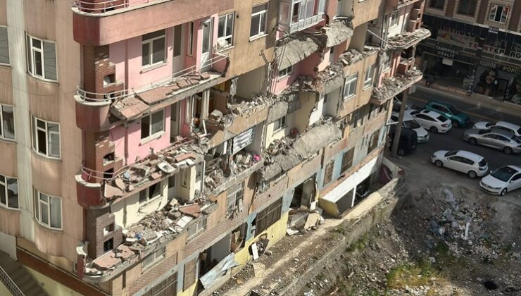 Karaşin Apartmanı yıkılmayı bekliyor
